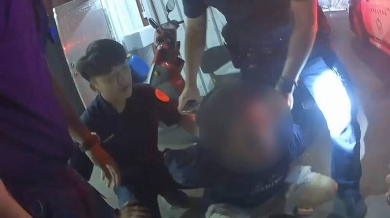 當警面前闖紅燈被抓還嗆聲 被揪出毒品通緝犯歸案