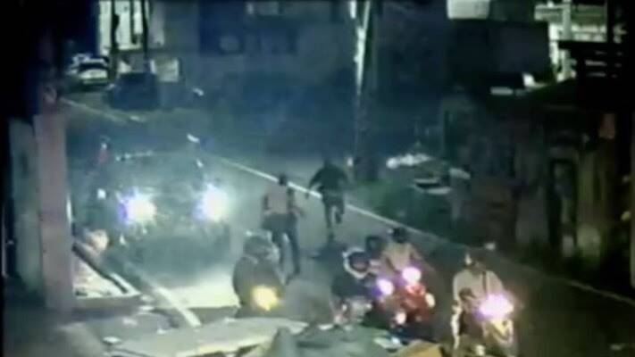 警跑百米逮获夏姓通缉犯。（民众提供）