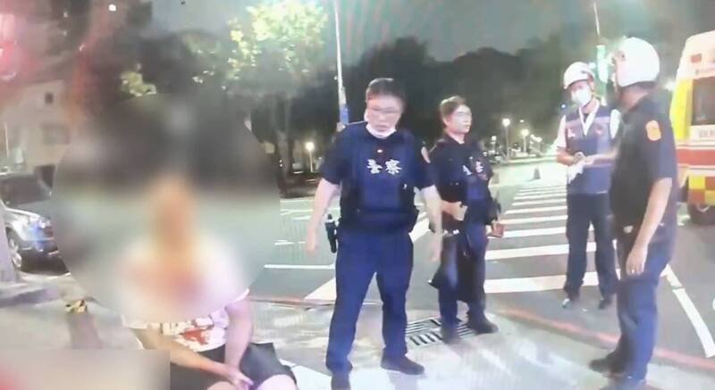 警方请受伤的徐男先坐路旁等待救护车送医。（民众提供）