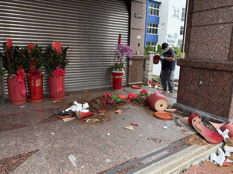 苗栗議員候選人競總盆栽遭砸 警方鎖定涉案男子