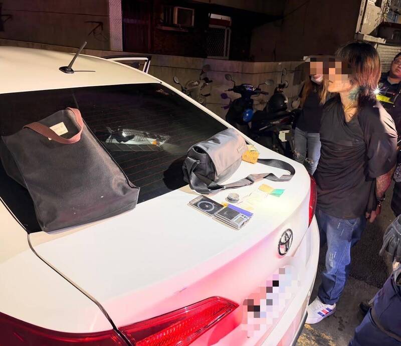 警方逮获持枪毒鸳鸯。（民众提供）