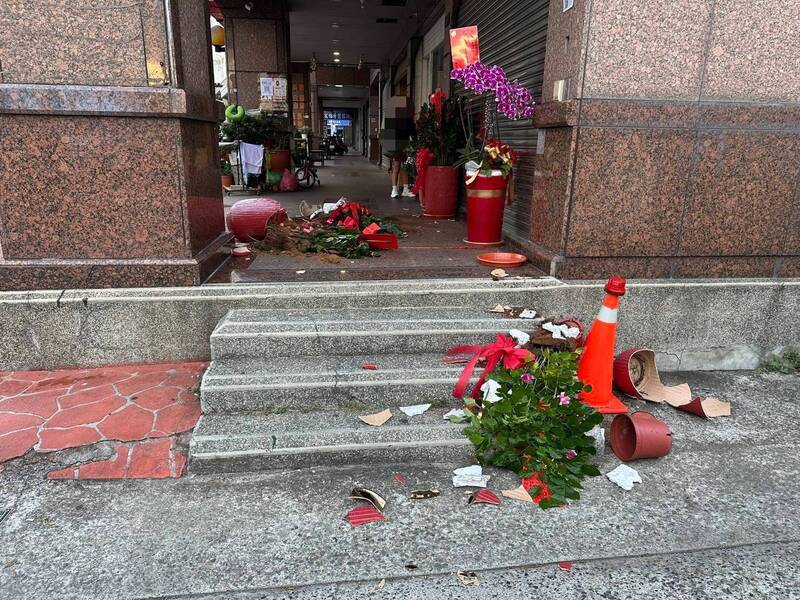 苗栗議員候選人競總盆栽遭砸 警逮涉案男查出酒後隨機滋事