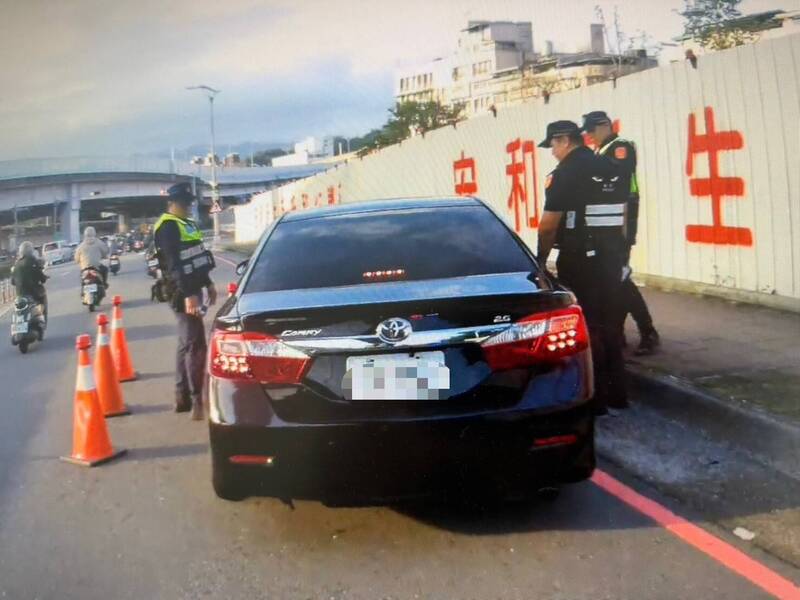 菜鳥警建功!路檢攔車滿載5人神情緊張 一查全是失聯移工