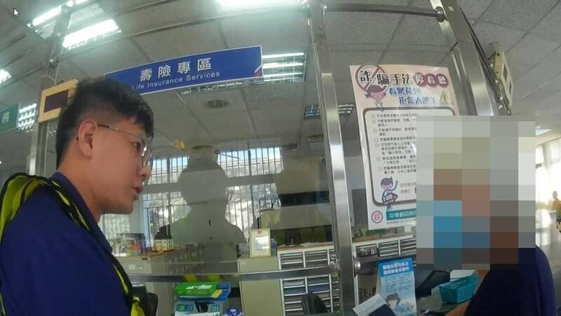 警方到場勸說，黃婦才鬆了一口氣打消匯款念頭。（民眾提供）