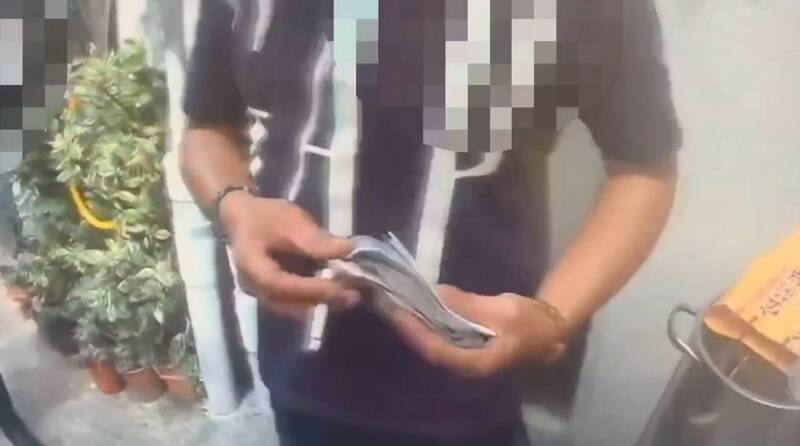 警方逮捕李嫌追回贓款，他僅花了200元買檳榔。（記者陸運鋒翻攝）