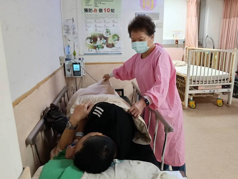 侯友宜表揚績優志工 林碧惠用愛陪伴安寧病患走完人生