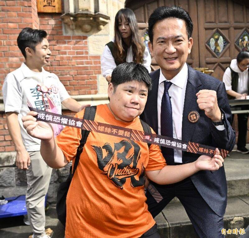 立法院旁發放「戒慎恐懼」飄帶 林俊憲: 選舉最後關鍵要步步為營