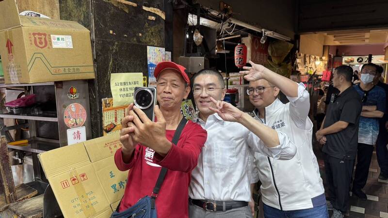 謝國樑基隆廟口商圈掃街 立委黃健豪陪同