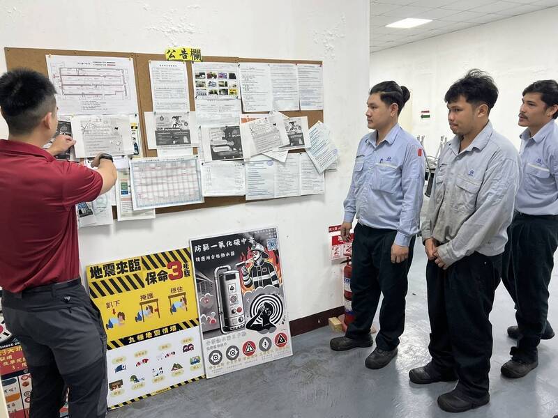 山峰分隊消防隊員前往移工宿舍辦理防災宣導活動。（圖由消防局提供）