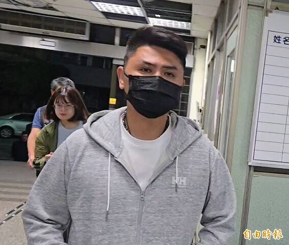 民进党籍新北市议员廖宜琨涉提供选民免费磨菜刀涉贿选遭声押，新北地院裁定50万元交保。（记者王定传摄）