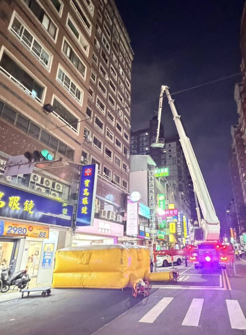 台中勇消疲於奔命!下午剛滅工廠大火 晚間雲梯車上陣救人