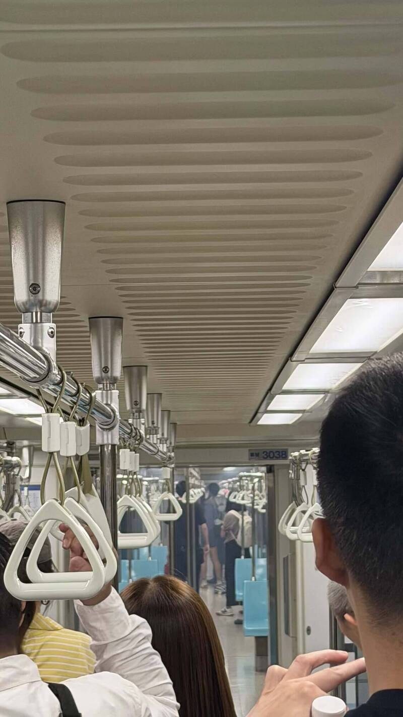 北捷淡水線車廂突漫白煙 竟是乘客包內「行動電源自燃」