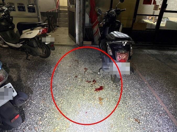 凶殺案?台中公寓樓梯血跡斑斑 警追查驚見獨居翁倒浴室