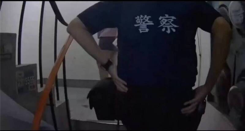 警方循著樓梯血跡追查。（記者許國楨翻攝）