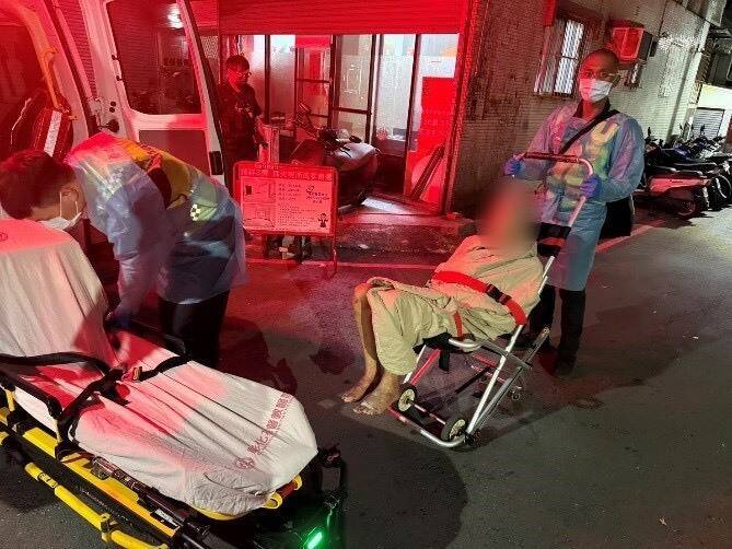 警方通報119救護人員到場協助將陳翁送醫。（記者許國楨翻攝）