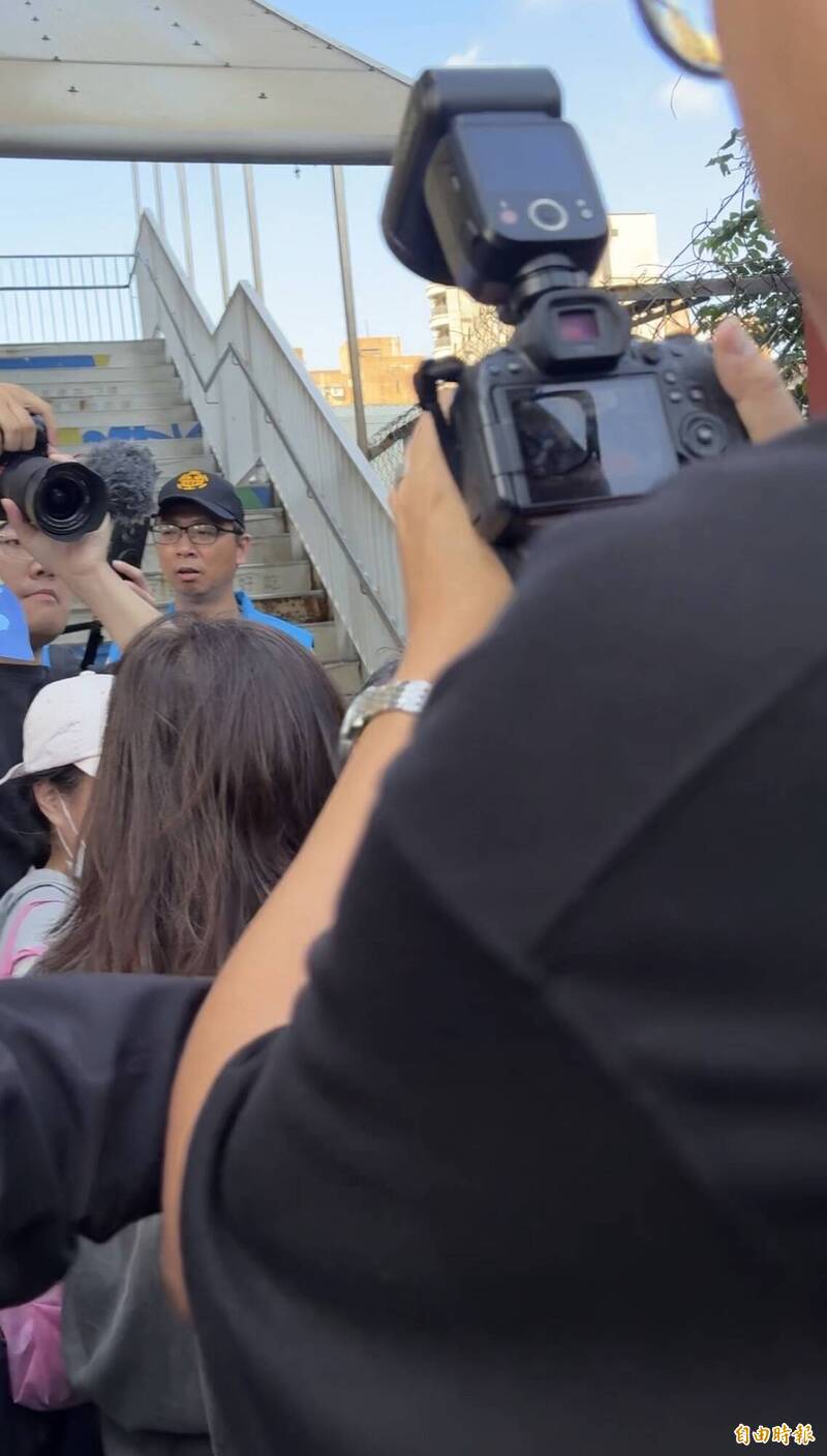 蔣萬安競辦攝影師推擠媒體!女記者遭撞落淚 兩度質問仍未獲道歉