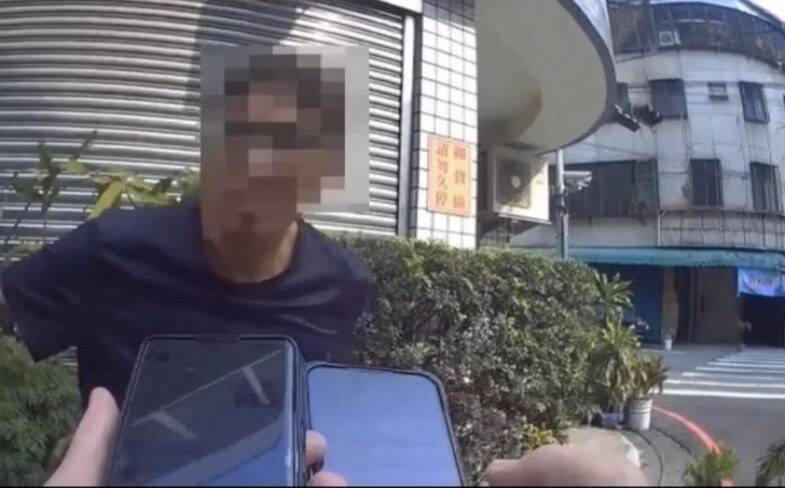 闖紅燈遭攔查太緊張!台中機車男當街「剉屎」 腳開開毒品掉出來慘了