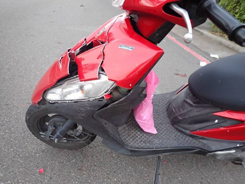 黃女的機車也受損。（記者許國楨翻攝）