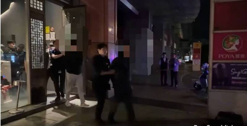 警方到場逮人。（記者王冠仁翻攝）