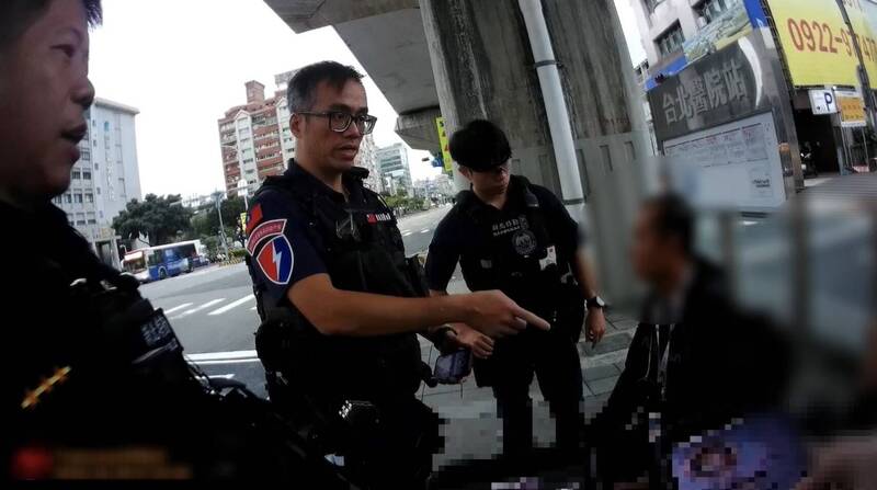 2移工見警裝不熟!秀友居留證露餡 警驗指紋驚見偷渡藏17年