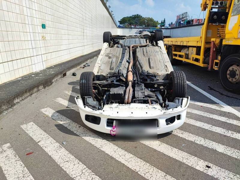 故障轎車自大貨車上滑落翻覆。（民眾提供）