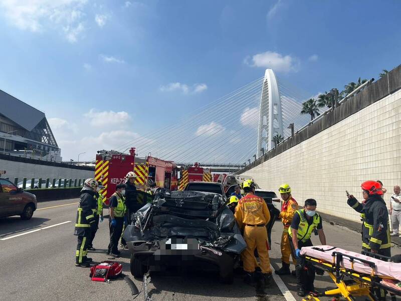 其中一輛轎車車尾被撞爛。（民眾提供）