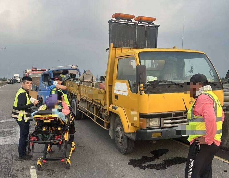 车祸发生后两驾驶都送医治疗。（里港警分局提供）
