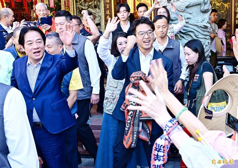 漏網鏡頭》賴清德陪沈伯洋天母參香 「洋流」爆棚送應援法批