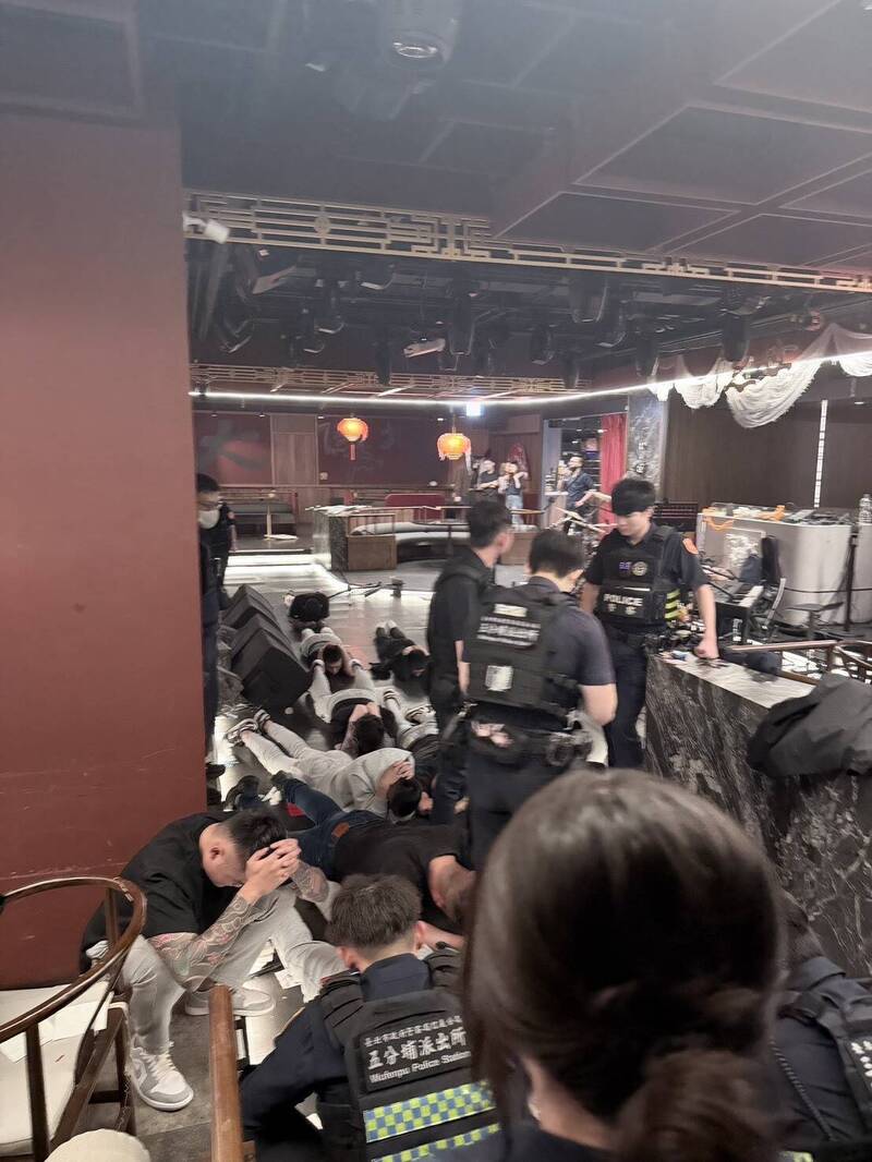 当时恰好有巡逻员警路过附近，加上店内员工报警迅速，员警立刻赶到现场同时呼叫支援警力，火速将12名恶煞压制逮捕。（记者王冠仁翻摄）