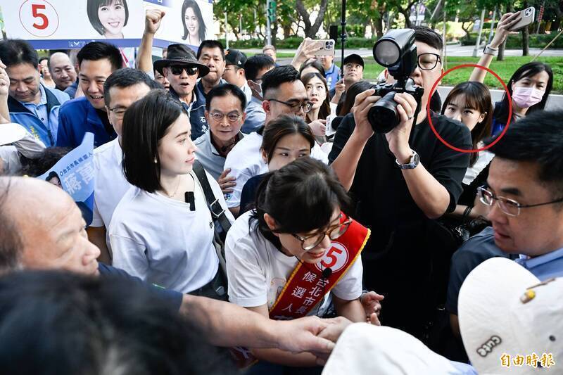 蔣萬安攝影師「架拐子」撞哭女記者 徐巧芯出面道歉:已換掉
