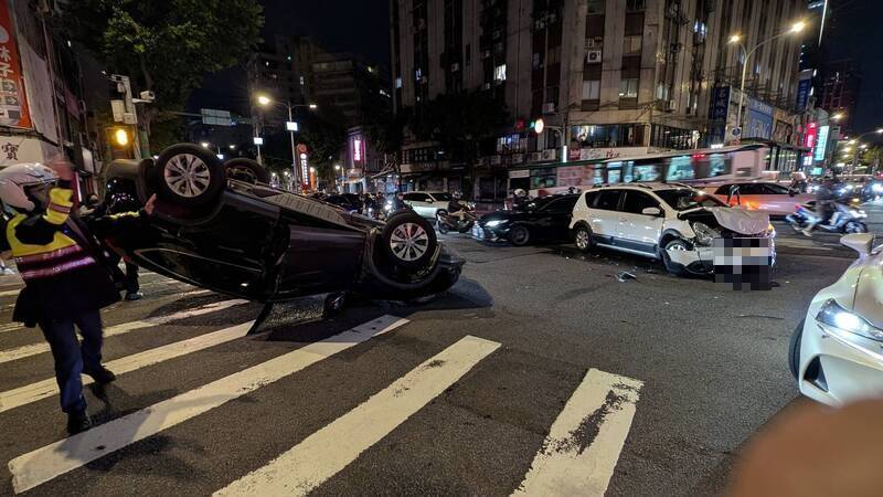 黑色轎車當場四輪朝天。（記者王冠仁翻攝）