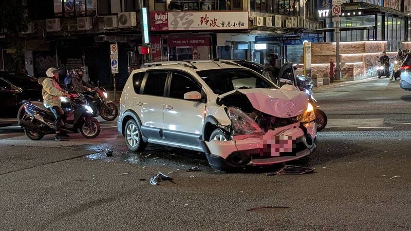 白色轎車車頭嚴重損毀。（記者王冠仁翻攝）