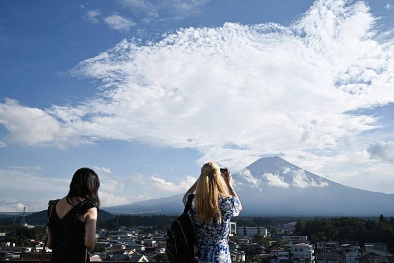 富士山迎初雪!山頂披白紗畫面曝光