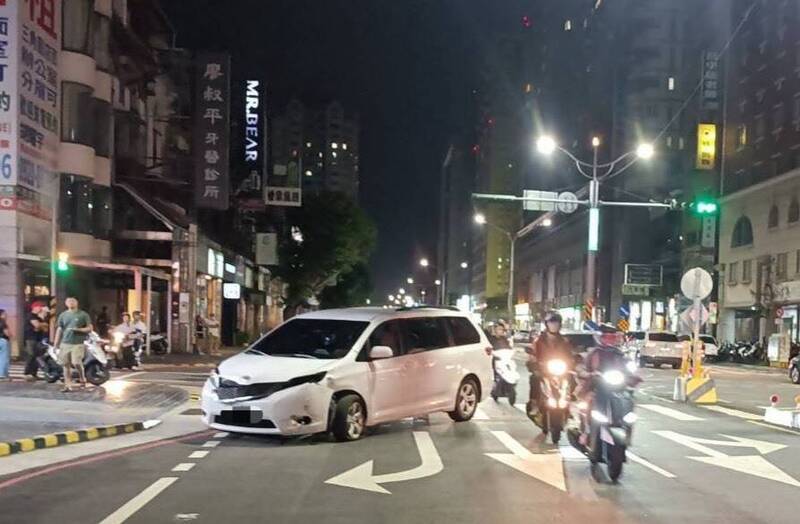 休旅车横停在路口，行经用路人好傻眼。（民众提供）