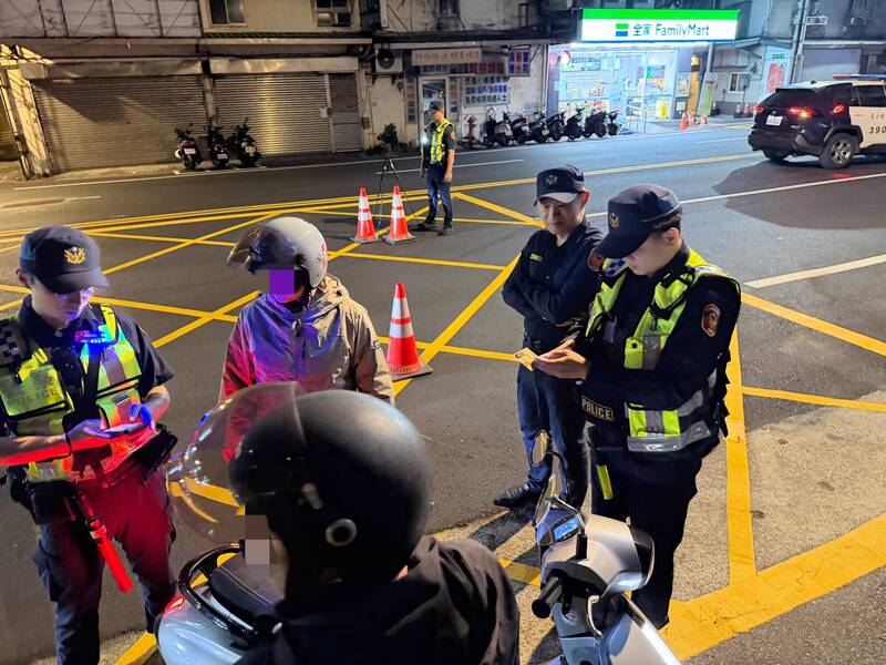 毒驾加重处罚新制今天正式上路，中坜分局重要路路口设拦检点进行盘查。（警方提供）