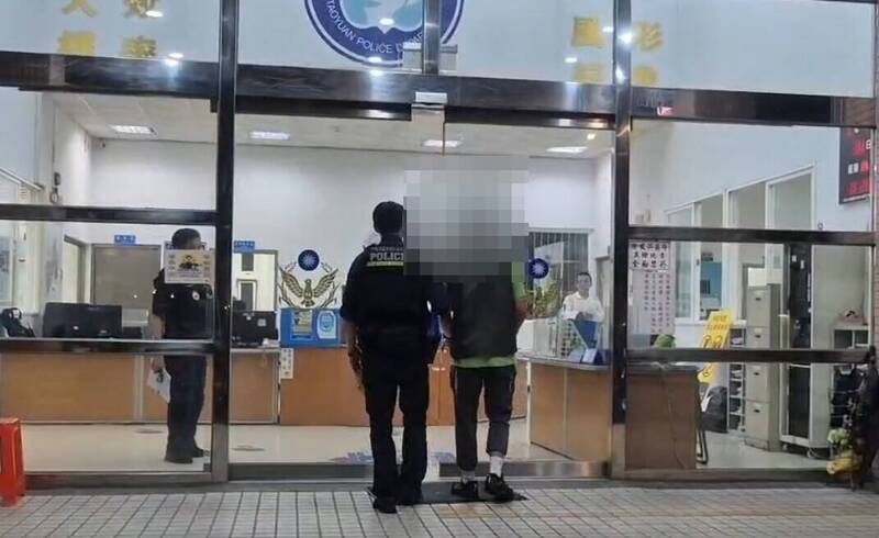 汤姓男子（右）被警方带回侦办。（图由警方提供）