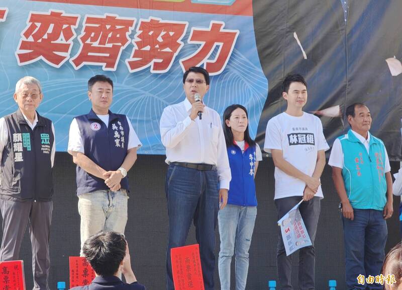 謝龍介為無黨籍議員站台 預告下月20日三讀通過普發兩萬