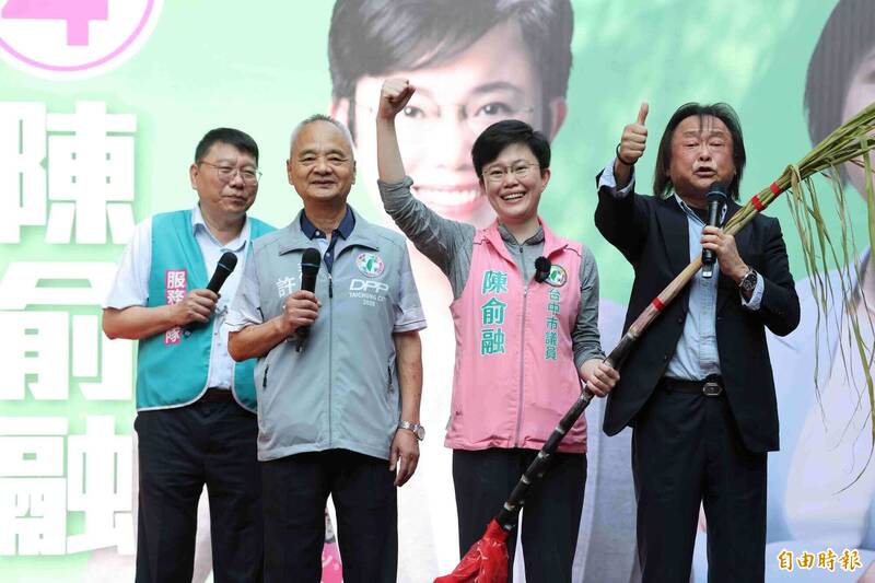 蔣萬安甘蔗被丟路邊、沈伯洋留著!王世堅再送甘蔗挺陳俞融