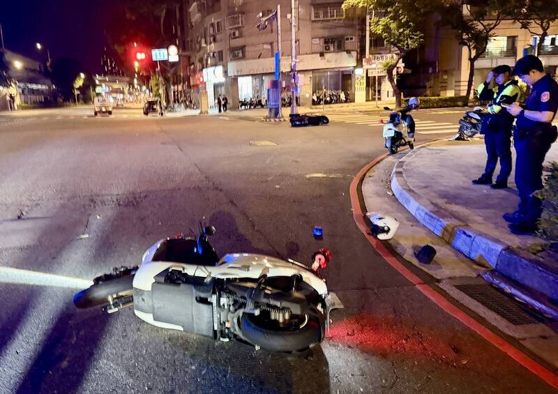 騎士違規跨雙黃線拒檢狂飆 兩警騎車圍捕擦撞受傷