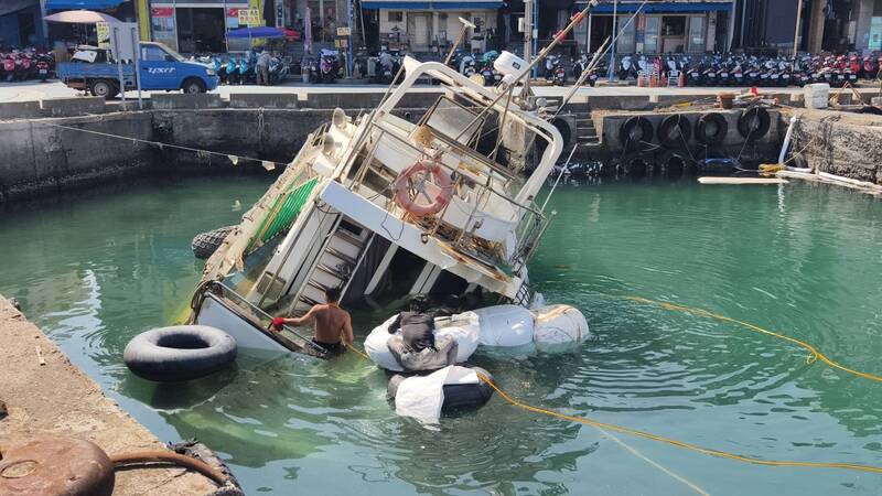 小琉球漁船半沉被諷「遊客打卡點」 出動浮胎拖移未果
