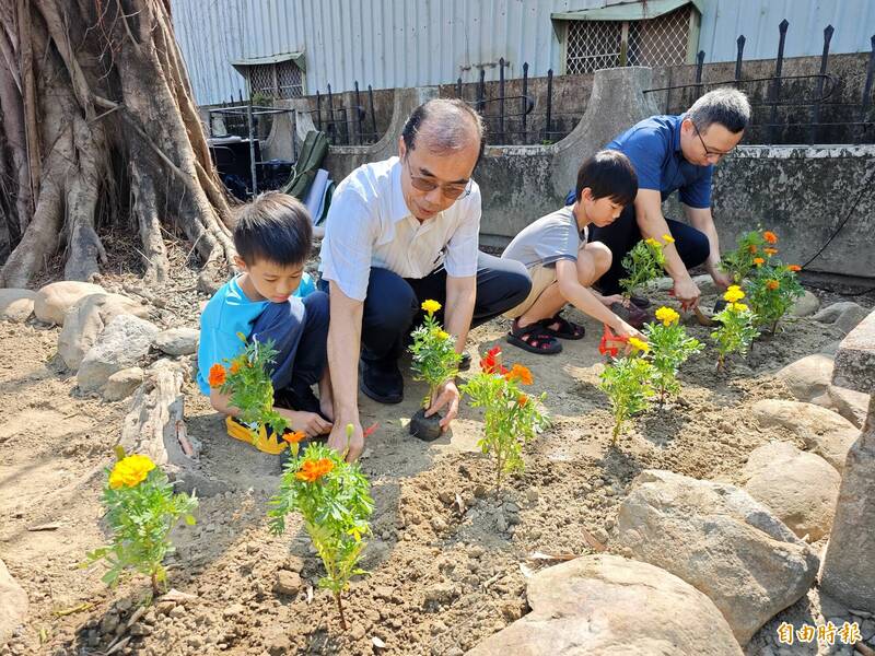 學生最愛!台灣孔子誕辰特殊紀念儀式 種菊=中舉