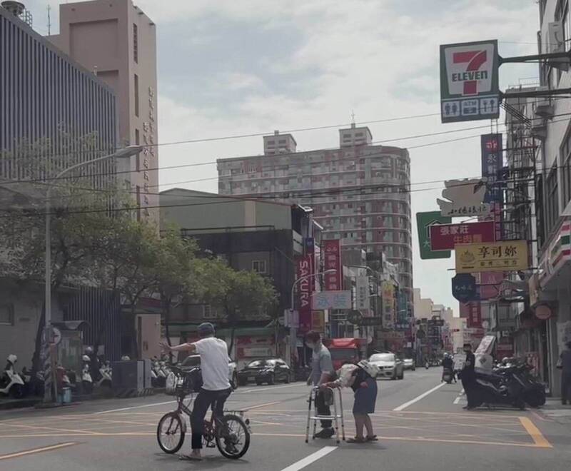 暖爆!行動不便老婦過馬路超商店員衝出攙扶 物流車+單車男幫擋車