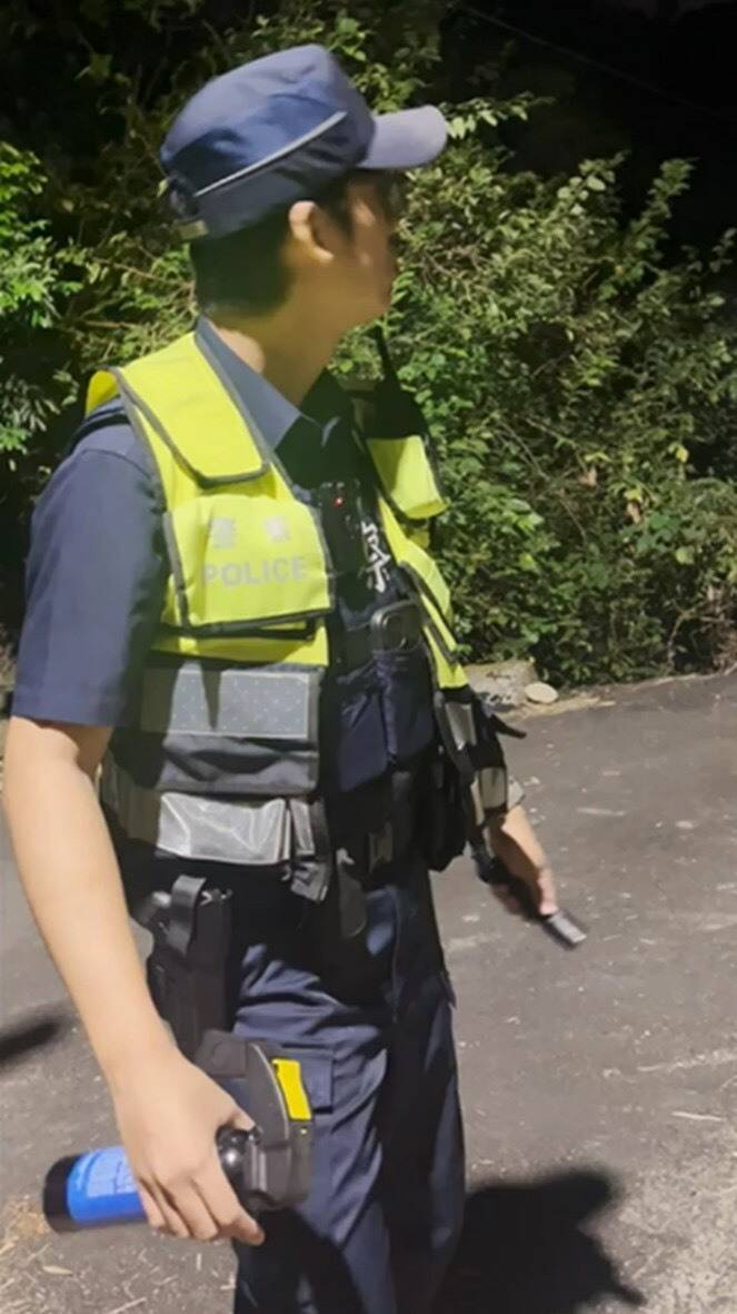 員警背負近10公斤裝備摸黑上山。（記者許國楨翻攝）