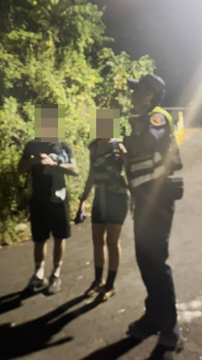 警方護送兩人平安下山。（記者許國楨翻攝）
