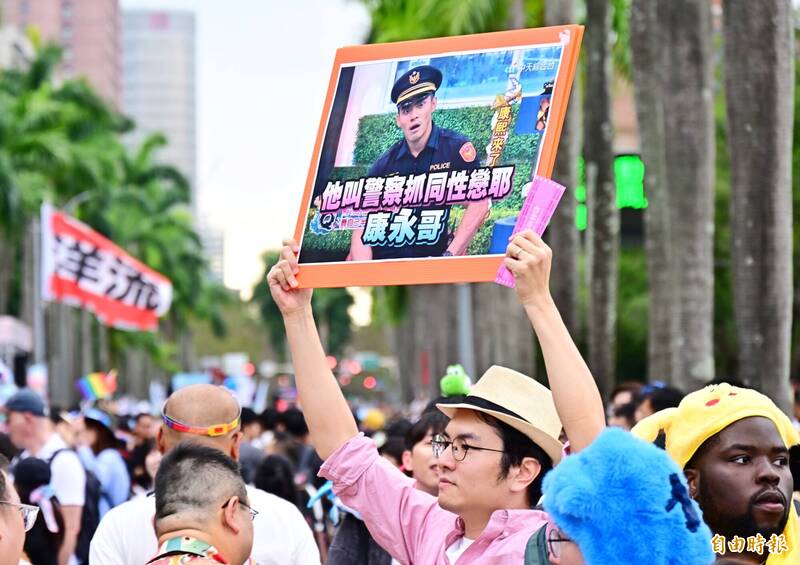 漏網鏡頭》「他叫警察抓同性戀耶,康永哥」 同志遊行標語嗆爆蔣萬安