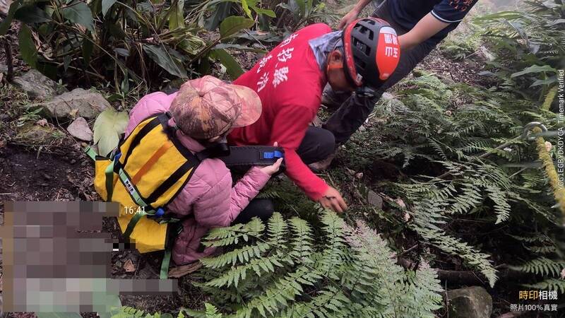神阿古道長輩團78歲女山友滑倒受傷 搜救人員輪流背負下山
