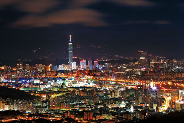 碧山巖距市區不遠，可欣賞到台北城最繽紛的夜景。