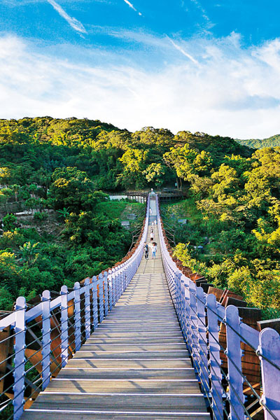 白石湖吊橋從碧山巖步行可達，是此區的人氣景點。