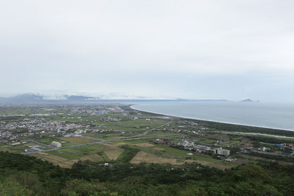 從星嶺公園眺望蘭陽平原海岸，綿延遠山以及孤立海面的龜山島都清楚可見。