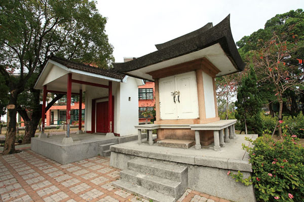 奉安殿宮殿造型的水泥式建築，基座與台階保持得非常完整，左側紅門則為小禮堂。